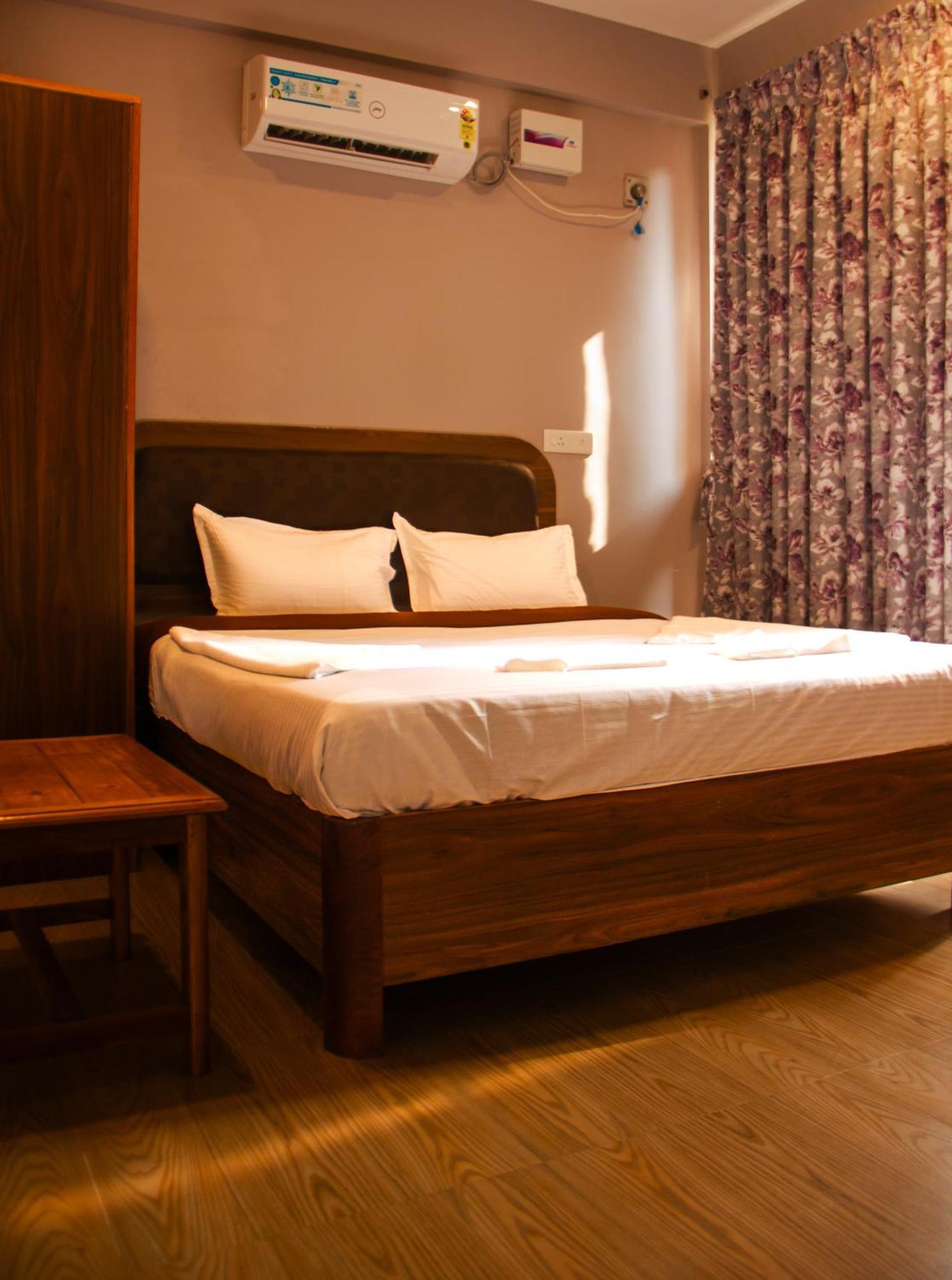 Selesta Sea By The Beach Morjim Exterior foto