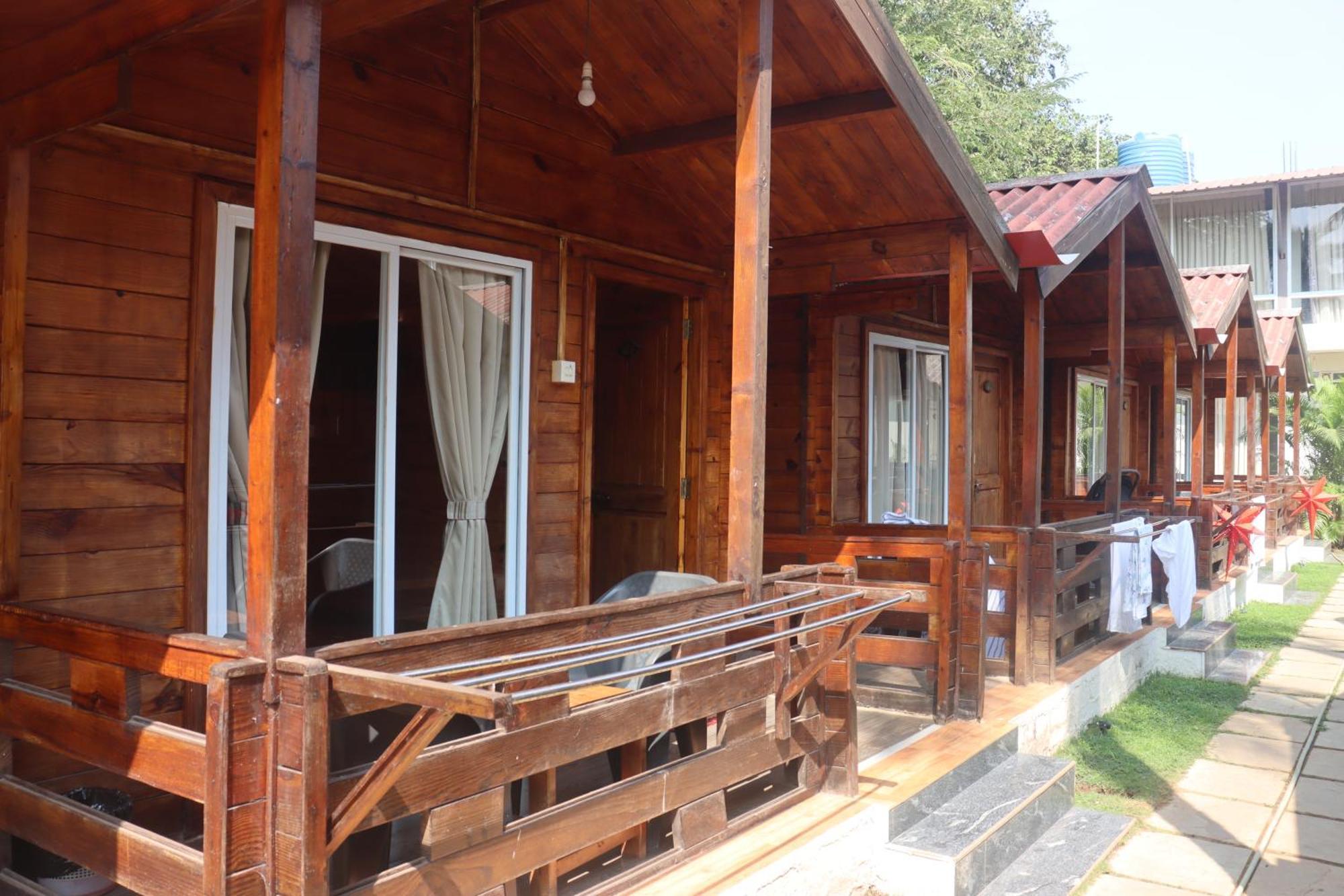 Selesta Sea By The Beach Morjim Exterior foto